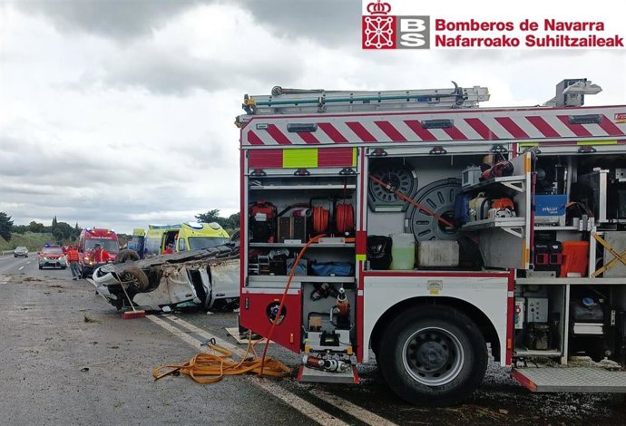 Los bomberos intervienen en el lugar del accidente.