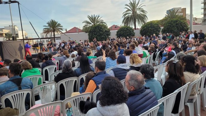 La primera jornada del festival 'Grau de Circ' congrega a cerca de 2.000 personas