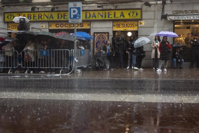 Varias personas aguardan para ver si sale en la procesión de Jesús Nazareno de Medinaceli durante el Viernes Santo, a 18 de abril de 2025, en Madrid (España).