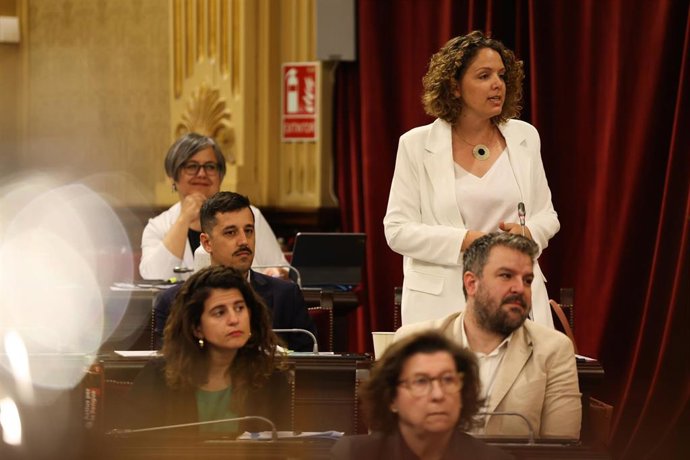 Archivo - La diputada del Grup Parlamentari MÉS per Mallorca Marta Carrió interviene durante un pleno. Archivo.