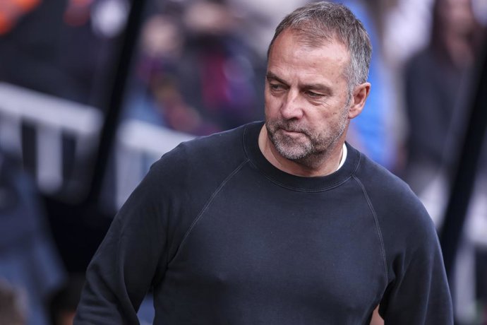 Hansi Flick, técnico do FC Barcelona, observa durante a partida de futebol do campeonato espanhol, La Liga EA Sports, disputada entre o FC Barcelona e o RC Celta no Estadi Olimpic Lluis Companys em 19 de abril de 2025 em Barcelona, Espanha.