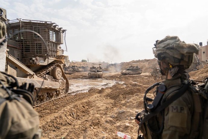Archivo - Arquivo - Veículos blindados e militares israelenses e na Faixa de Gaza