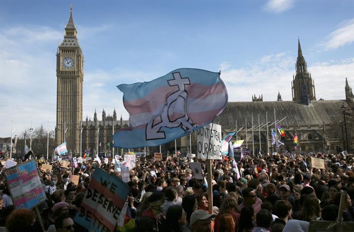19 de abril de 2025, Londres, Inglaterra, Reino Unido: Apoiadores dos direitos trans protestam na Praça do Parlamento com cartazes e bandeiras de gênero. Milhares de defensores dos direitos trans protestaram nas ruas de Westminster, em Londres, após uma d