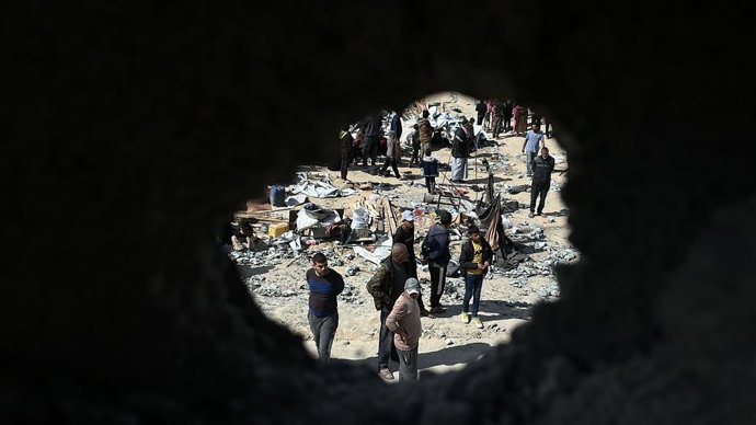 13 de abril de 2025, Khan Yunis, Faixa de Gaza, Território Palestino: Palestinos inspecionam o local de um ataque israelense a tendas e edifícios que abrigam pessoas deslocadas, em Khan Younis, no sul da Faixa de Gaza, em 13 de abril de 2025