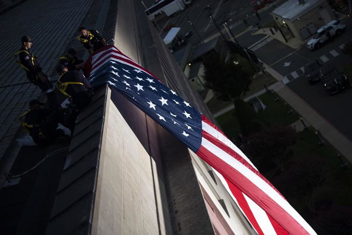 Archivo - 11 de setembro de 2019 - Washington, Distrito de Columbia, EUA - Uma equipe do Pentágono desenrola uma bandeira americana ao amanhecer no Pentágono, no 18º aniversário dos ataques de 11 de setembro, Washington, D.C., 11 de setembro de 2019.