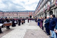 La tradicional tamborrada en la Plaza Mayor pone el broche final a la Semana Santa madrileña este domingo