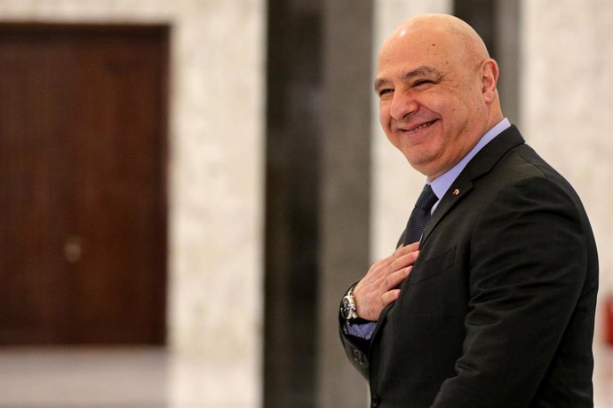 Archivo - Arquivo - 10 de janeiro de 2025, Baabda, Líbano: O presidente libanês Joseph Aoun exibe um sorriso enquanto caminha para receber seu colega cipriota Nikos Christodoulides no palácio presidencial de Baabda, a sudeste de Beirute. Christodoulides é