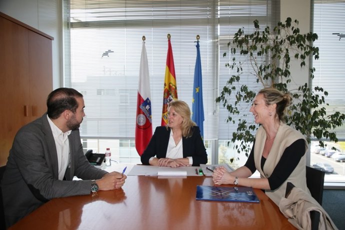 La consejera junto al presidente y la directora de la Asociacion de Hosteleria