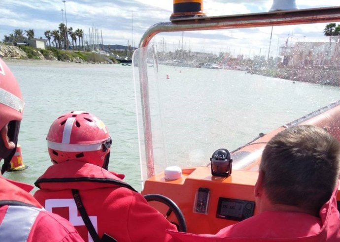 Rescatado un bañista a bordo de un hinchable en una playa de Guardamar (Alicante)