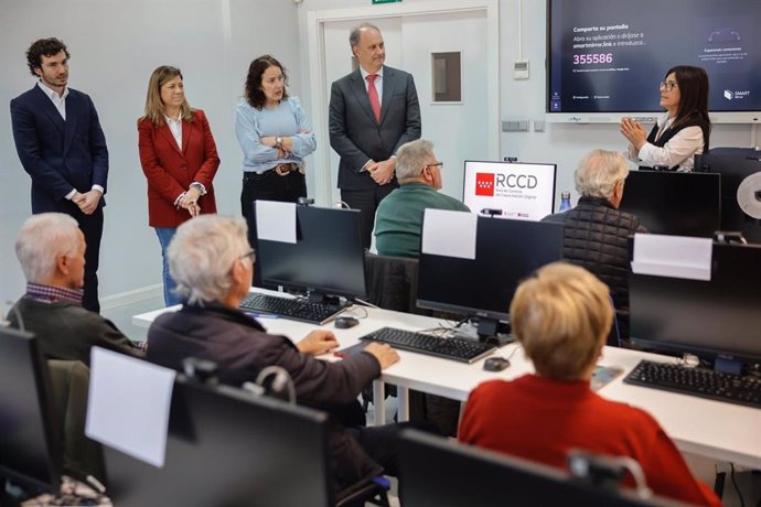 Archivo - El consejero de Digitalización de la Comunidad de Madrid, Miguel López-Valverde, visita el Centro de Capacitación Digital