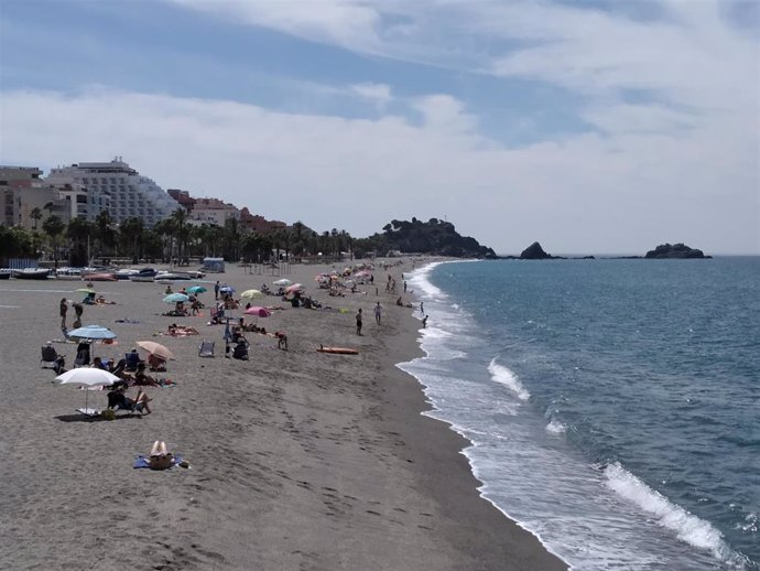 Archivo - Playa de Almuñécar en imagen de archivo