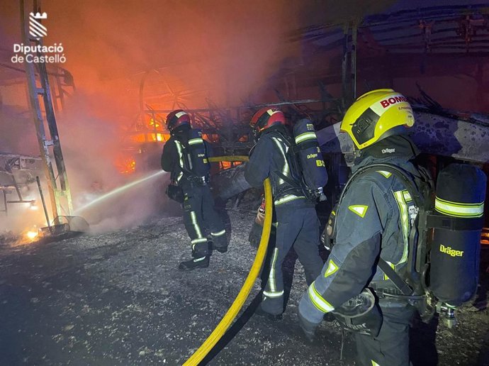 Extinguido un incendio originado en un autobús aparcado en una empresa de la Vall d'Uixó