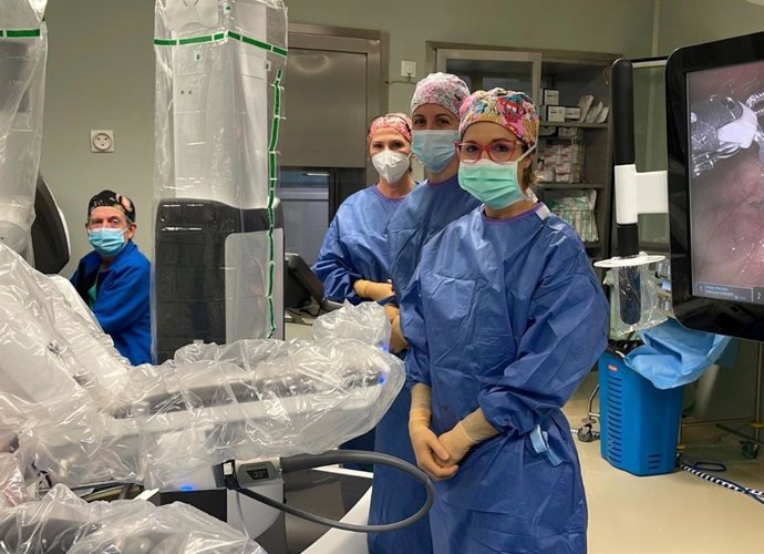 El centro hospitalario tiene previsto realizar más de 300 operaciones durante 2025 con este sistema quirúrgico mínimamente invasivos