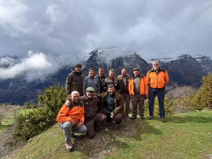 El director general de Medio Natural, Caza y Pesca, Alfonso Calvo, junto a representantes de la Federación de Caza y Pesca y de la Fundación Artemisan, en una reciente visita a zonas restauradas.