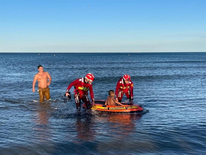Bomberos rescatan a un menor que se encontraba en una barca hinchable en la playa de la Malva-rosa