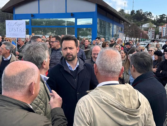 Álvaro Queipo, En La Manifestación Contra El Cierre Al Tráfico Del Puente De Ribadesella