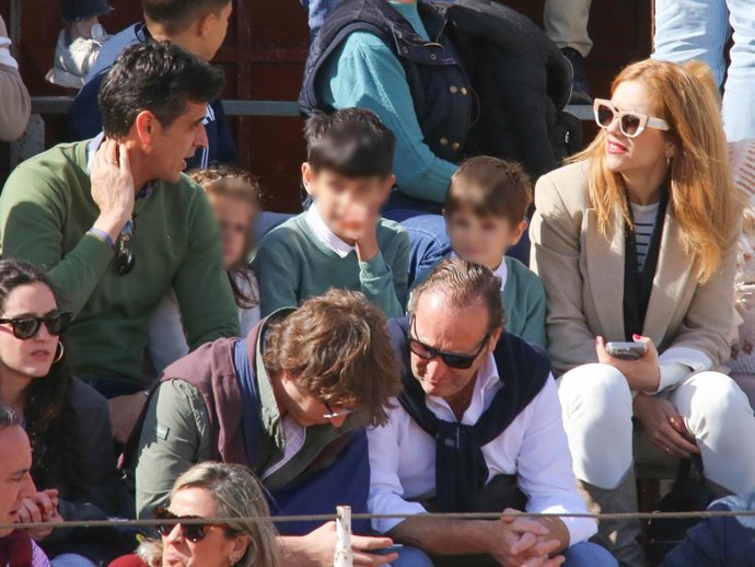 Víctor Janeiro y Beatriz Trapote, acompañados de sus hijos, testigos del emotivo tributo a Paquirri en Zahara de los Atunes