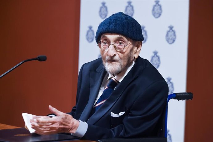 Archivo - El ganador del Premio Miguel de Cervantes 2024, Álvaro Pombo, atiende a los medios tras ganar el Premio Miguel de Cervantes 2024, en la sede de la RAE, a 13 de noviembre de 2024, en Madrid (España). El jurado del Premio de Literatura en Lengua C