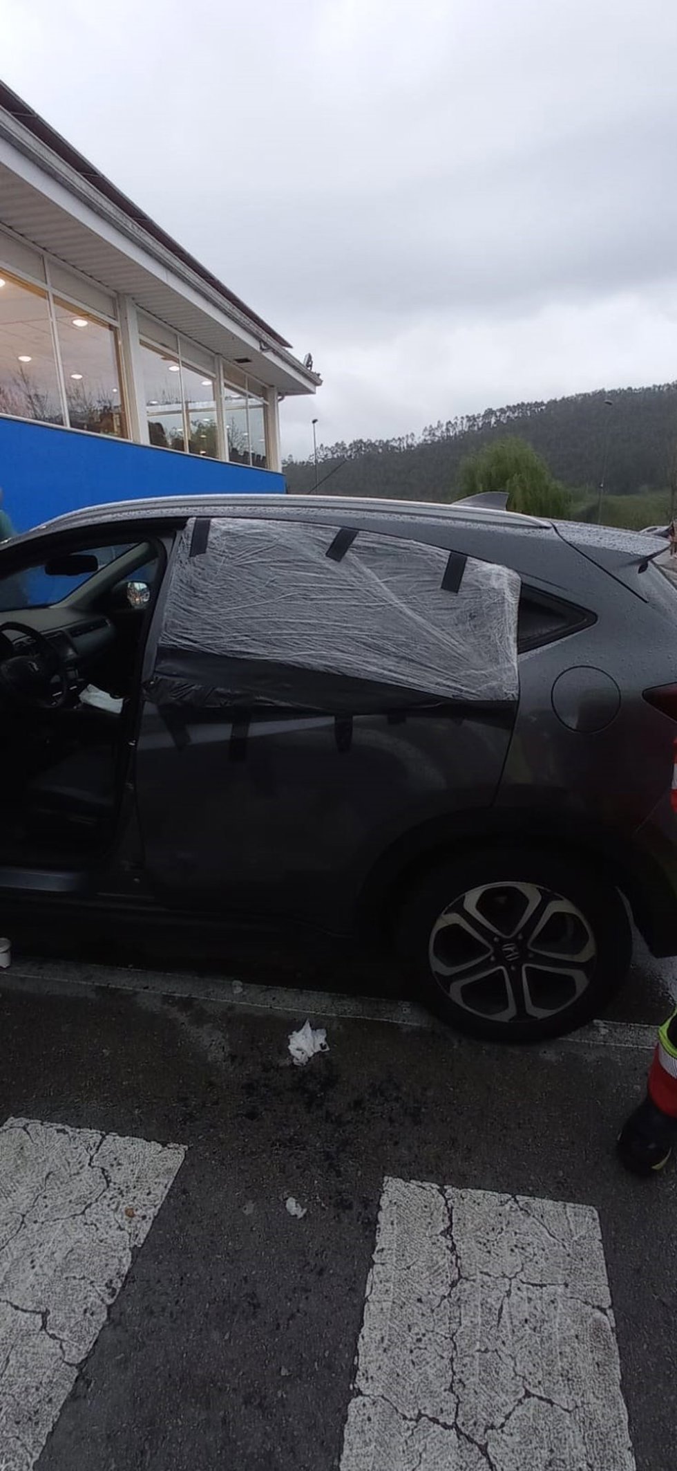 Rescatados un niño de 3 años y un perro tras quedar encerrados en un coche en Val de San Vicente