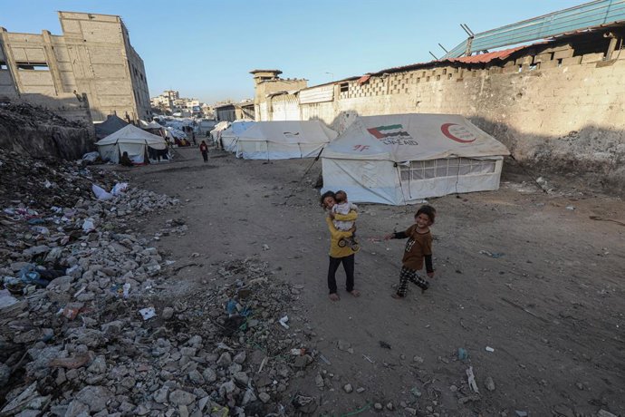 19 de abril de 2025, Cidade de Gaza, Faixa de Gaza, Território Palestino: Palestinos na Cidade de Gaza são vistos tentando sobreviver em tendas improvisadas em meio aos escombros de edifícios destruídos por ataques israelenses, na Faixa de Gaza, em 19 de 