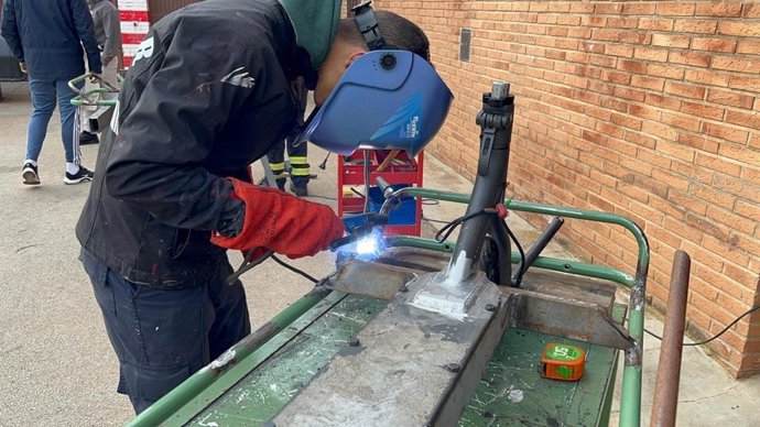 Alumnos del Colegio San Juan Bosco (Los Dolores-Murcia) fabricando un coche de 'drifting'.