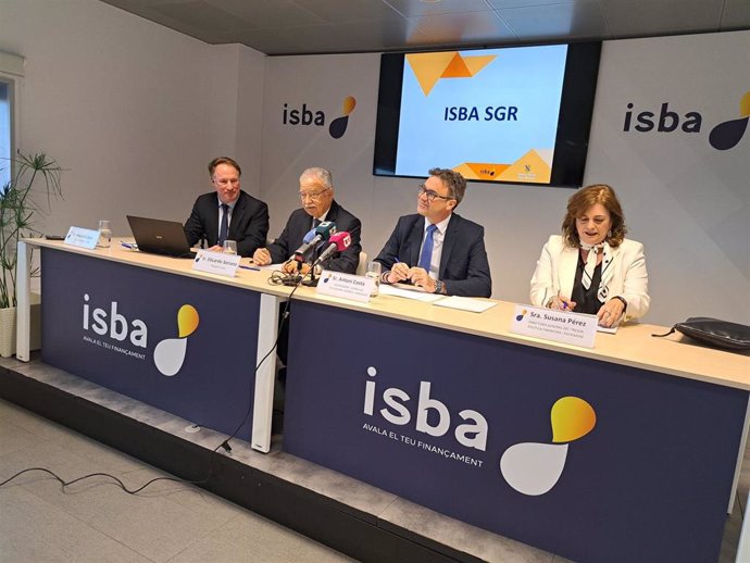 El director general de ISBA, Manuel López Araujo; el presidente de ISBA, Eduardo Soriano; el vicepresidente y conseller de Economía, Hacienda e Innovación, Antoni Costa, y la directora general del Tesoro, Política Financiera y Patrimonio, Susana Pérez