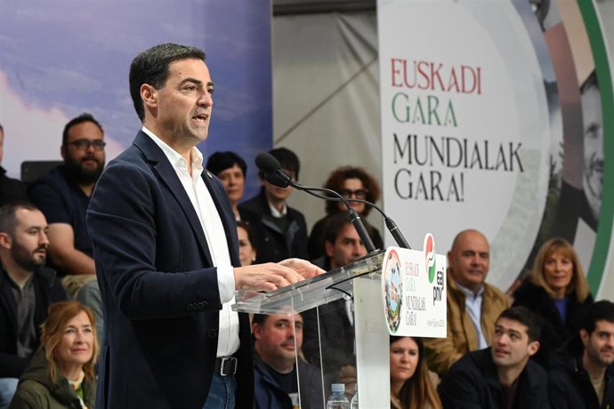 El Lehendakari, Imanol Pradales, en la celebración del Aberri Eguna en la Plaza Nueva de Bilbao