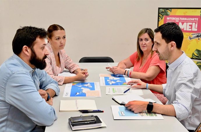 Archivo - El concejal de Cooperación al desarrollo, Mateo Echevarría, con el equipo de la Oficina OICOS.-ARCHIVO