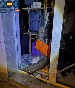 Imagen del escaparate fracturado de un establecimiento comercial