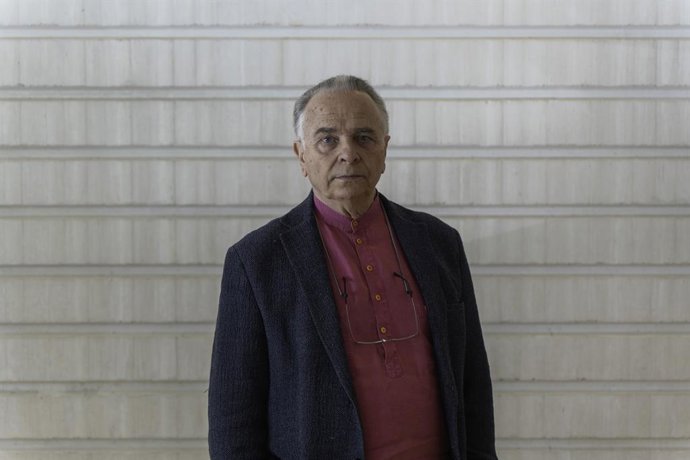 El director de orquesta Mark Elder posa para Europa Press, en el Palau de les Arts