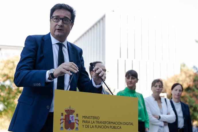 Archivo - El ministro para la Transformación Digital y de la Función Pública, Óscar López,  durante el acto de toma de posesión de los altos cargos del Ministerio para la Transformación Digital y de la Función Pública, en la sede del Ministerio, a 27 de s