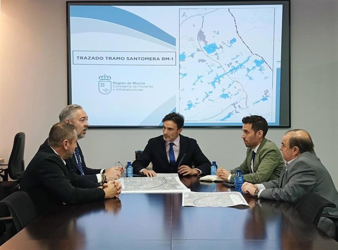 El consejero de Fomento e Infraestructuras, Jorge García Montoro, en la reunión con el alcalde de Santomera, Víctor Martínez, sobre el trazado de la RM-1 a su paso por el municipio