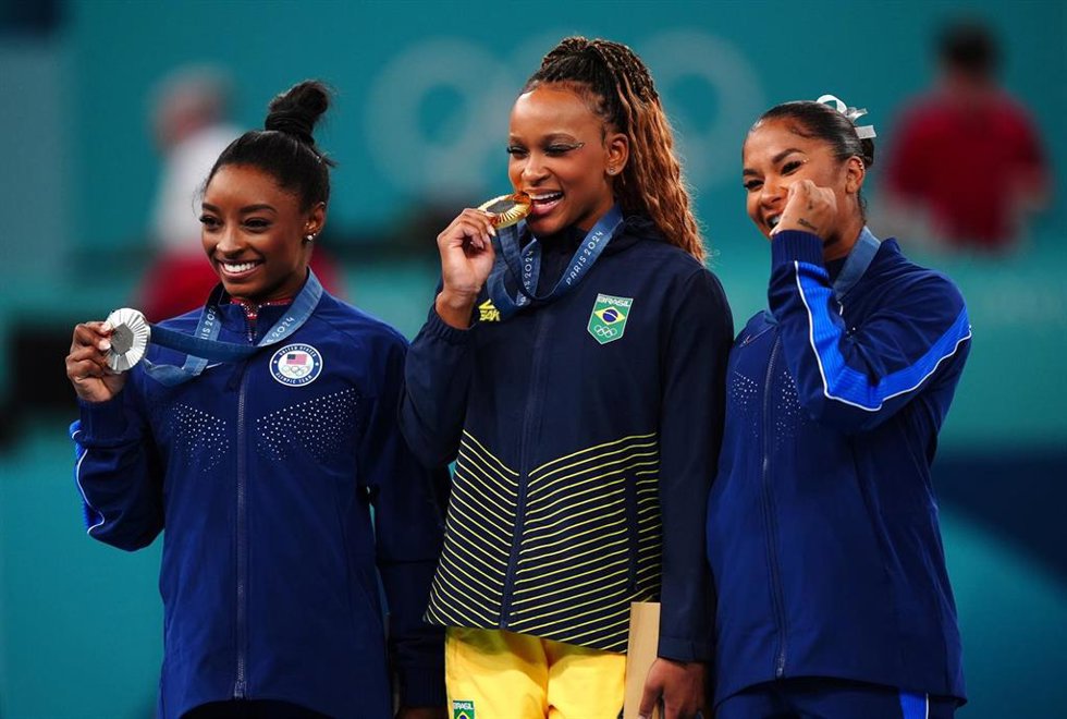 Archivo - Podio del ejercicio de Suelo de gimnasia de los Juegos de Paris 2024 con Rebeca Andrade (oro), Simone Biles (plata) y Jordan Chiles (bronce).