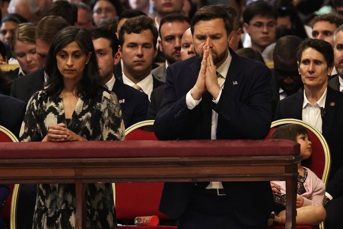 El vicepresidente de EEUU JD Vance,su mujer y sus hijos participan en la Pascua el Viernes Santo en la basílica de San Pedro del Vaticano, el 18 de abril de 2025. Foto / Ipa-Agency.Net/IPA via ZUMA Press/dpa