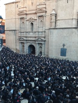 La procesión de la Soledad y el fin de redobles en el Sábado Santo de Andorra