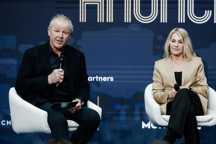 Archivo - Nadia Comaneci junto a Sean Fitzpatrick, presidente de la Laureus World Sports Academy durante el anuncio de los nominados de la 25 edición de los Premios Laures que se llevará a cabo en Madrid