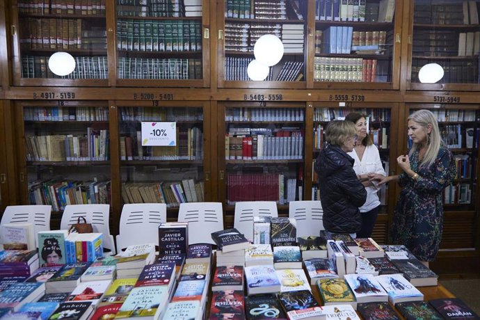 Archivo - La consejera Patricia del Pozo visita la feria del libro y exposición de fondos del Instituto de Educación Secundaria San Isidoro en Sevilla por el Día del Libro, en una imagen de archivo de 2023.