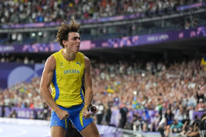 Archivo - 05 de agosto de 2024, França, Saint-Denis: Armand Duplantis, da Suécia, comemora após o salto durante a final do salto com vara masculino no Stade de France durante os Jogos Olímpicos de Paris 2024. Foto: Michael Kappeler/dpa