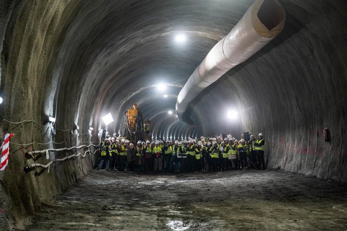 Archivo - Empleados en el estado de las obras de ampliación de la línea 3 de Metro de Madrid, a 20 de febrero de 2024, en Getafe, Madrid (España). 