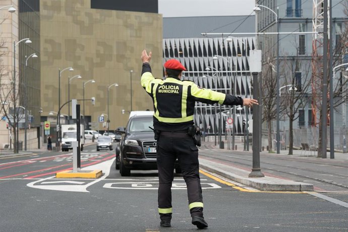 Archivo - Policía Municipal de Bilbao pone en marcha este lunes una campaña para vigilar el transporte de mercancías