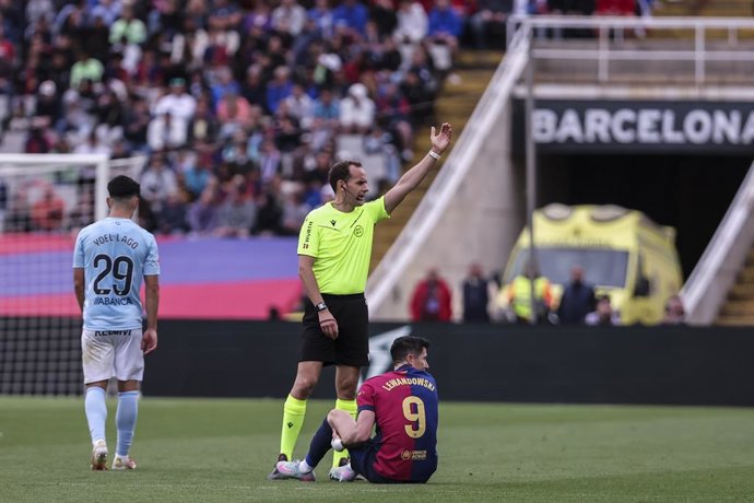 Robert Lewandowski, do FC Barcelona, está lesionado no gramado durante a partida de futebol do campeonato espanhol, La Liga EA Sports, disputada entre FC Barcelona e RC Celta no Estadi Olimpic Lluis Companys em 19 de abril de 2025 em Barcelona, Espanha.