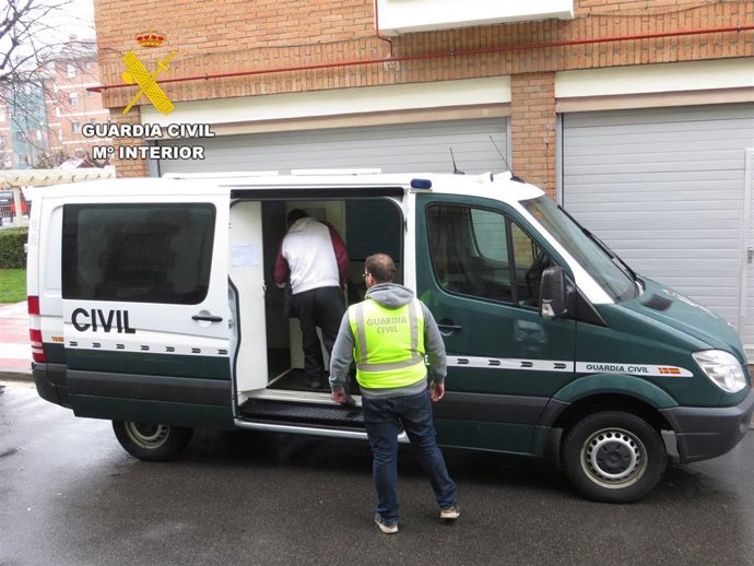 Archivo - Detenido un hotelero del Bierzo por explotar a dos trabajadores sudamericanos a los que llegó a amenazar con un arma