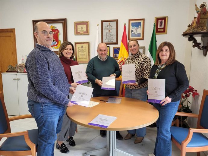 Entrega de la documentación que acredita el trabajo realizado en el Archivo Municipal de Dalías.