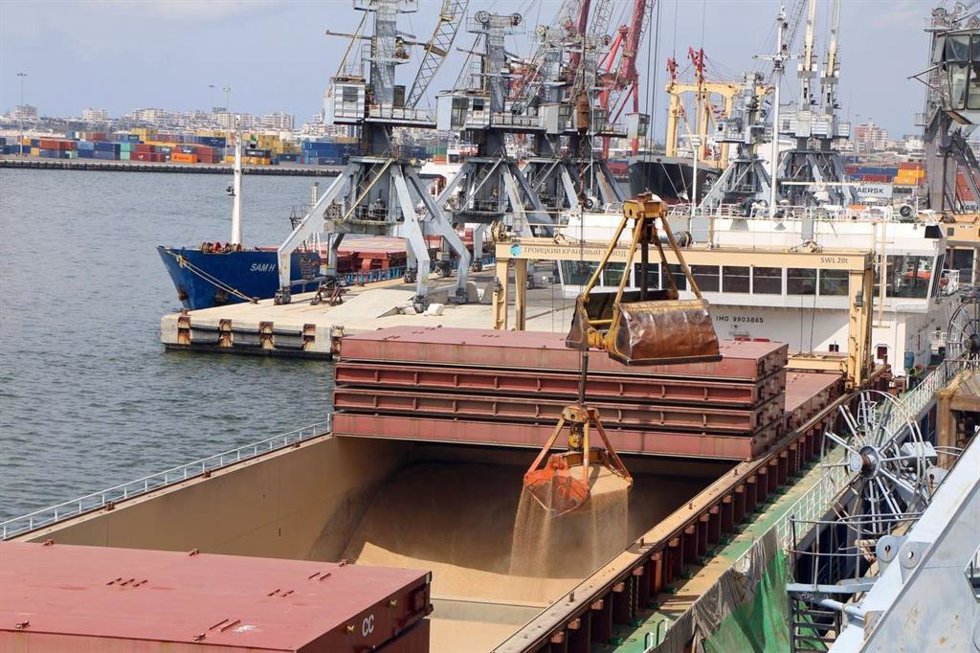 Llegada de un carguero de trigo al puerto de Latakia (Siria)