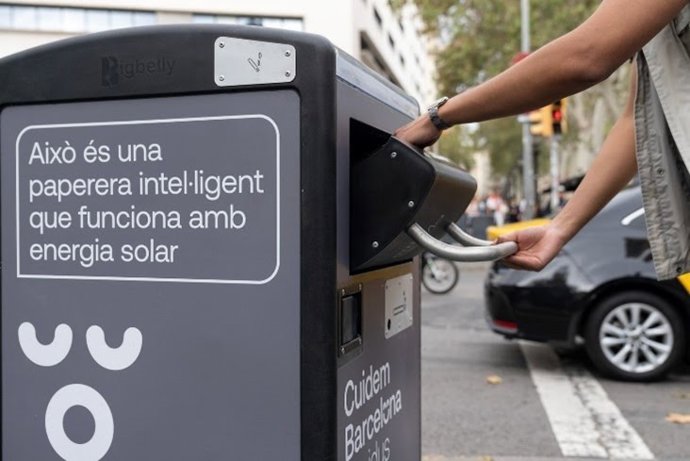 Papelera de autocompactación en la ciudad de Barcelona