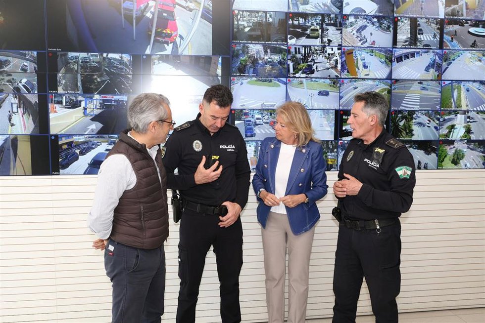 La alcaldesa de Marbella, Ángeles Muñoz, junto a un agente de la Policía Municipal que porta una cámara corporal.