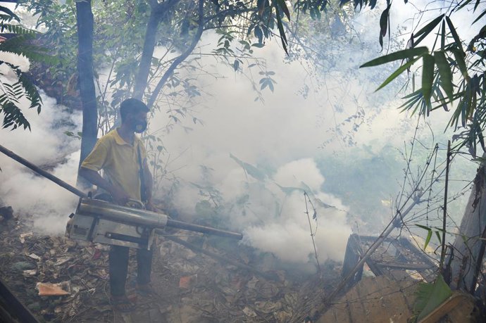 Archivo - Arquivo - 30 de dezembro de 2021: Funcionários da Sylhet City Corporation pulverizam pesticidas na ala 10 no para erradicar os mosquitos da dengue com máquinas de nebulização.