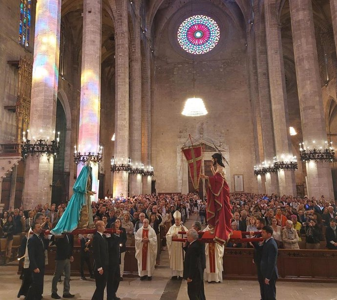 El obispo de Mallorca, Sebastià Taltavull, preside la misa de Pascua en la Catedral de Mallorca, donde se lleva a cabo la procesión del Santo Encuentro