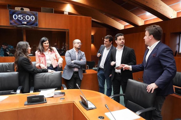 Diputados participantes en las Audiencias Legislativas osbre el proyecto de ley de vivienda de Aragón en una sesión anterior.