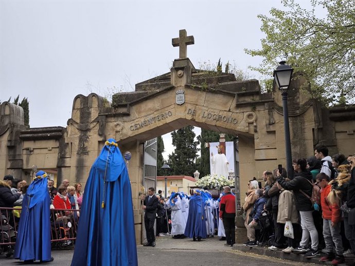 A procissão do Santo Cristo Resucitado que começa no cemitério de Logroño.